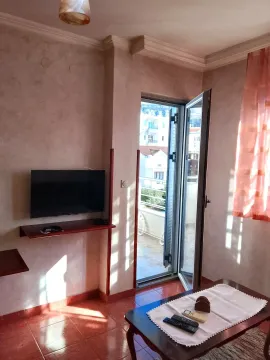 Dnevna soba sa televizorom i izlazom na terasu. - image 4