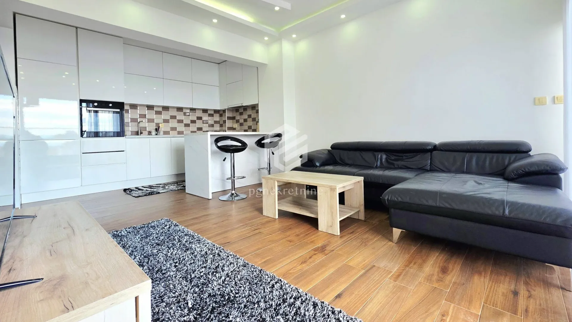 Rent, two bedroom apartment, 69m², Centar, Bar