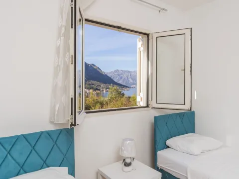 Izdavanje, trosoban stan, 103m², Dobrota, Kotor - image 16