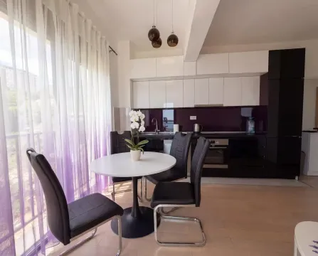 Moderna kuhinja sa trpezarijskim stolom i izlazom na terasu. - image 6