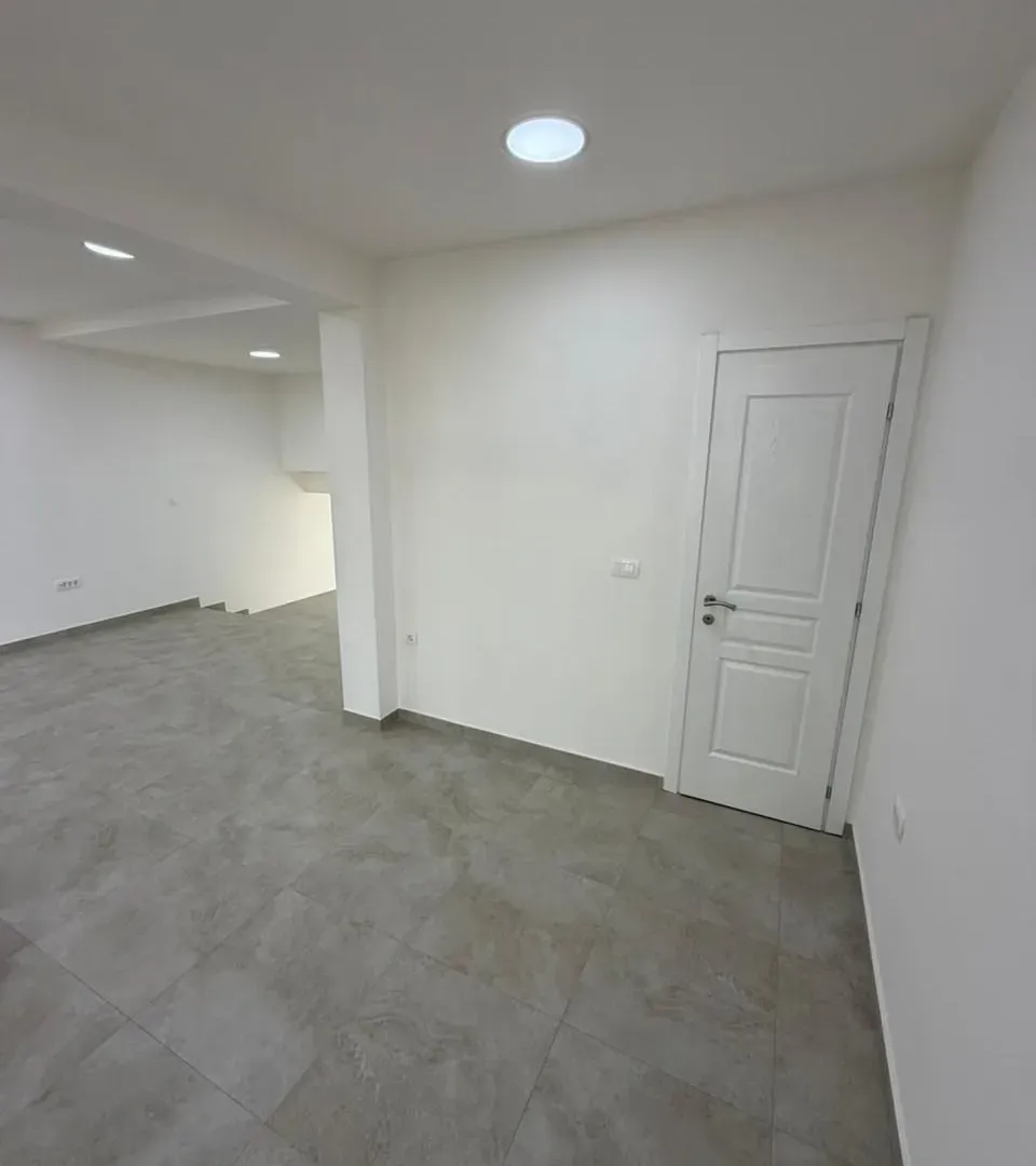 Izdavanje, poslovni prostor, 57m², Krivi Most, Podgorica