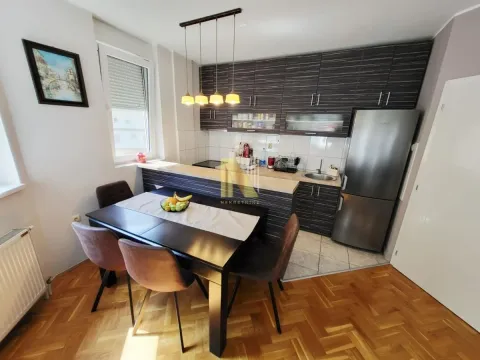 Kuhinja sa trpezarijom i tamnim elementima. - image 7