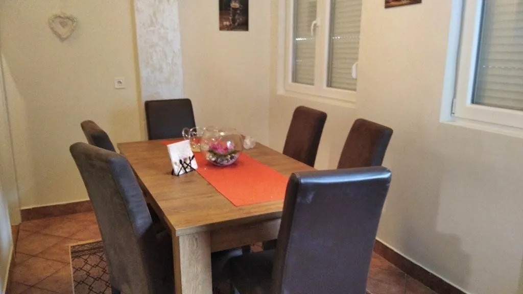 Izdavanje, dvosoban stan, 84m², Centar, Podgorica