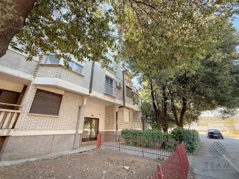 Pogled na spoljašnjost stambene zgrade sa dvorištem i zelenilom. - image 10