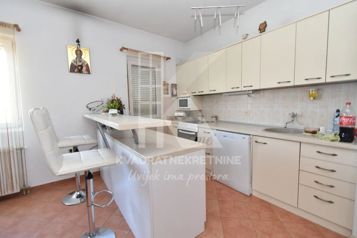 Prodaja, kuća, 500m², Tološi, Podgorica