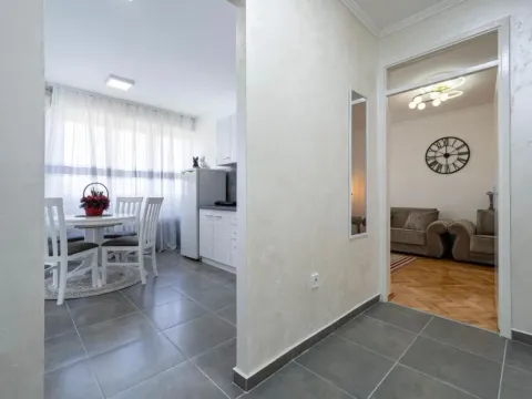 Izdavanje, dvosoban stan, 75m², Pejton, Podgorica - image 25