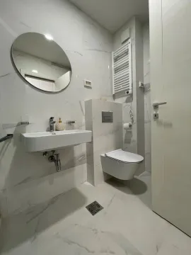 Moderna i svijetla kupatila sa umivaonikom, WC šoljom i okruglim ogledalom. - image 11