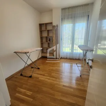 Prazna soba sa drvenim podom, policom i daskom za peglanje. - image 8