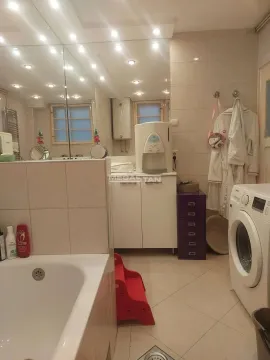 Kupatilo opremljeno kadom, veš mašinom i velikim ogledalom. - image 17