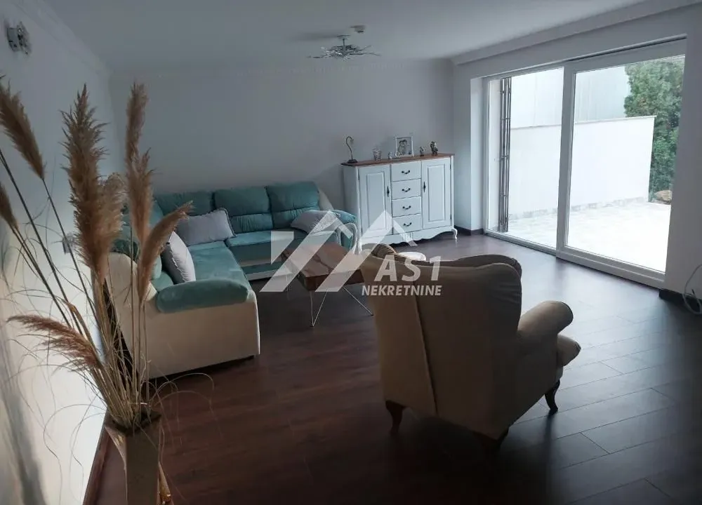 Izdavanje, kuća, 225m², Lipov gaj, Novi Sad Sve Podlokacije