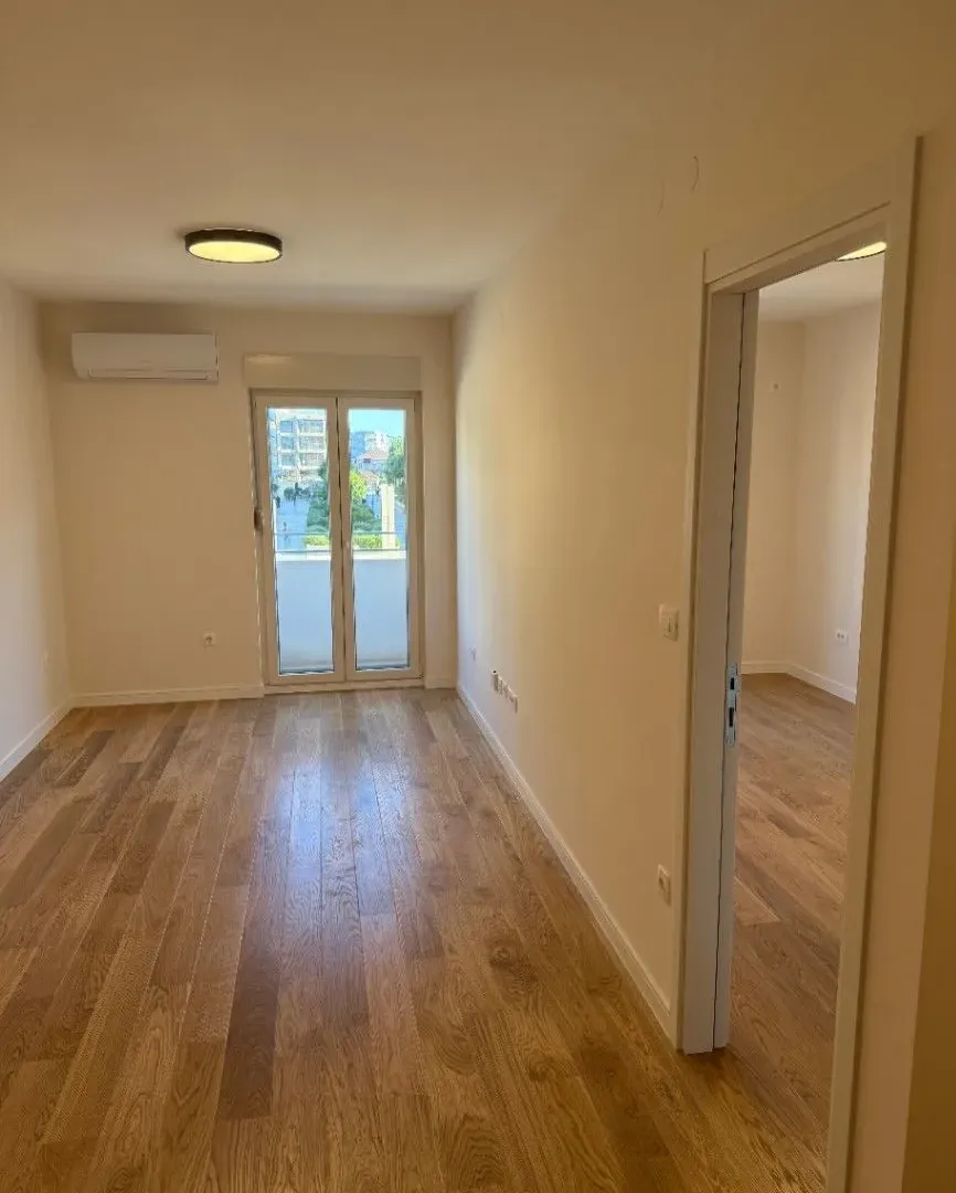 Izdavanje, jednosoban stan, 43m², Central Point, Podgorica