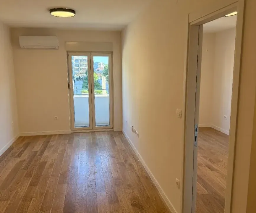 Izdavanje, jednosoban stan, 43m², Central Point, Podgorica
