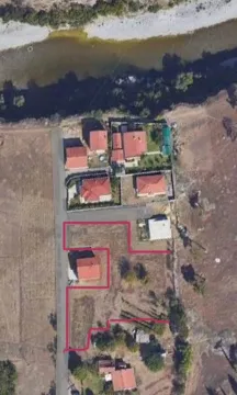 Satelitski snimak sa ucrtanim granicama parcele i okolnim objektima. - image 2