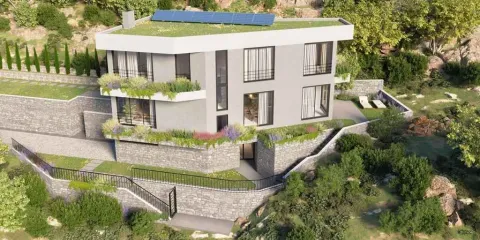 Moderna troetažna kuća na padini sa zelenim krovom i uređenim dvorištem. - image 2