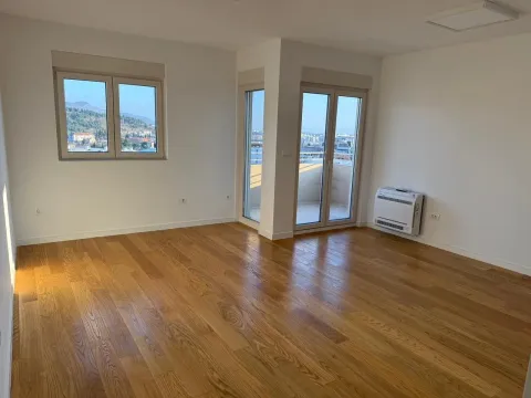 Izdavanje, dvosoban stan, 71m², Central Point, Podgorica - image 3