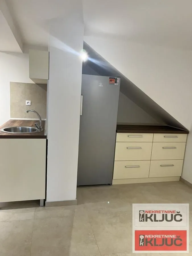 Izdavanje, kuća, 247m², Sremska Kamenica, Petrovaradin