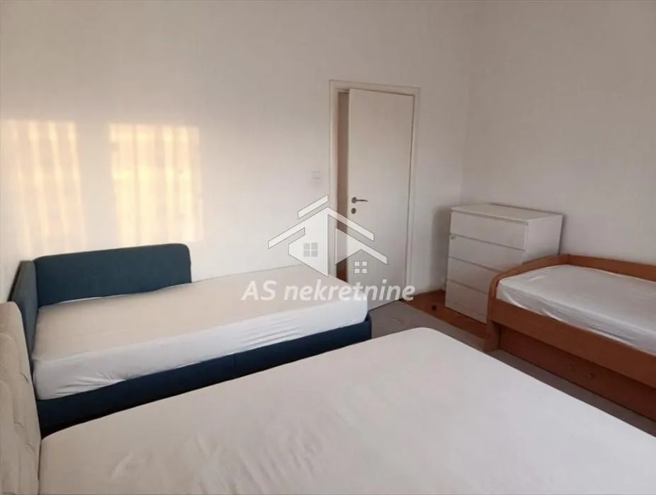 Izdavanje, trosoban stan, 80m², Savski Venac, Beograd
