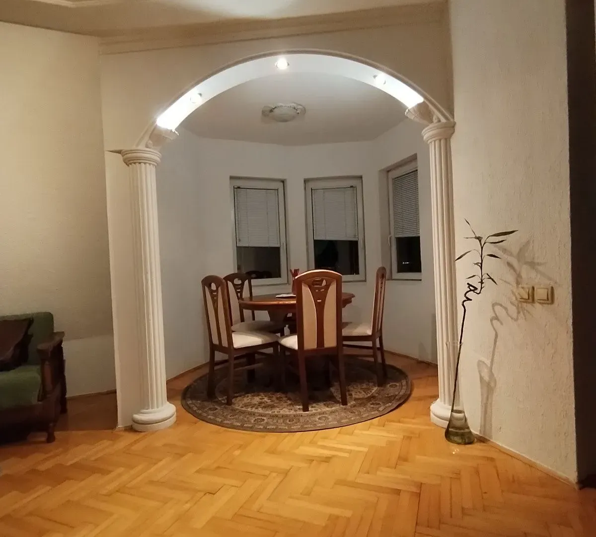 Izdavanje, četvorosoban stan, 104m², Čukarica, Beograd
