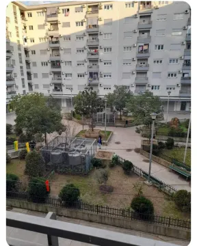 Pogled sa balkona na uređeno unutrašnje dvorište stambene zgrade. - image 12