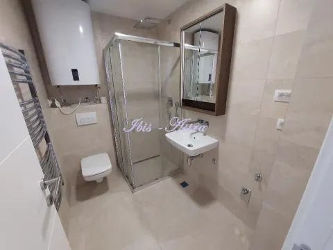Kupatilo opremljeno tuš kabinom, umivaonikom, WC šoljom i bojlerom. - image 7