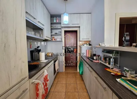 Manja kuhinja sa drvenim elementima i radnim površinama. - image 18