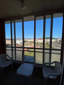 Natkriveni balkon sa garniturom za sjedenje i pogledom na grad. - image 8