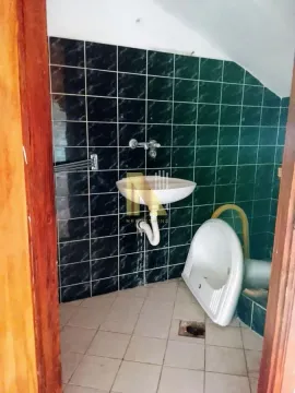 Manje kupatilo sa pločicama, umivaonikom i tuš kadom. - image 8
