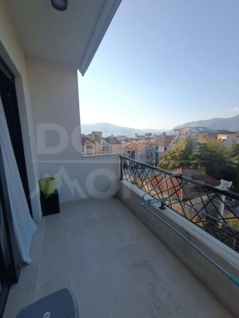 Izdavanje, dvosoban stan, 75m², Tivat, Crna Gora