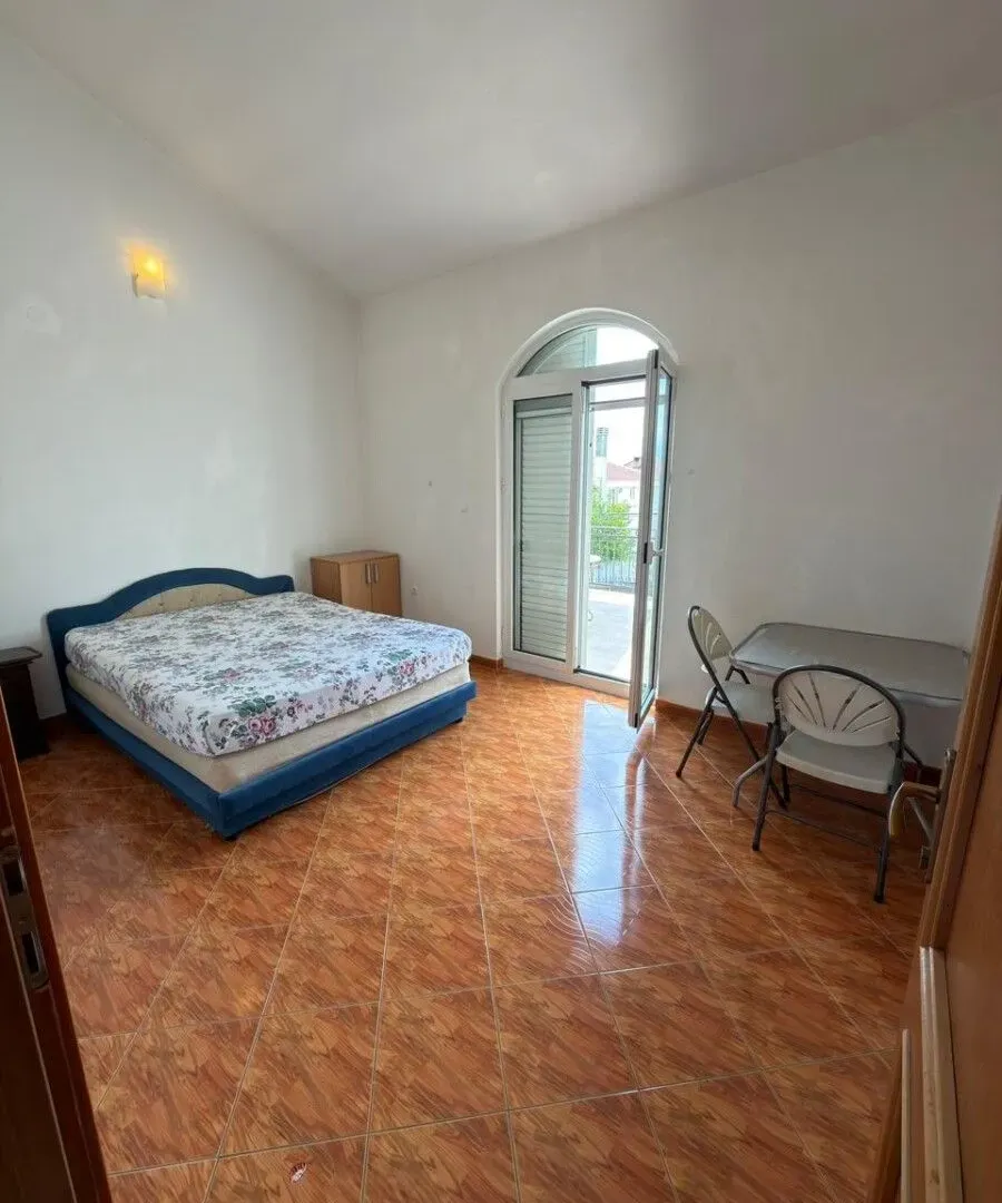 Rent, house, 450m², Zlatica, Podgorica