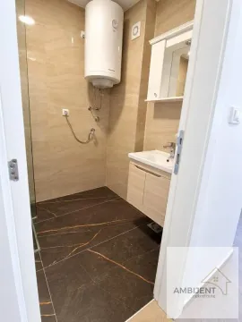 Manje kupatilo obloženo keramičkim pločicama sa tuš kabinom i ugradnim bojlerom. - image 5