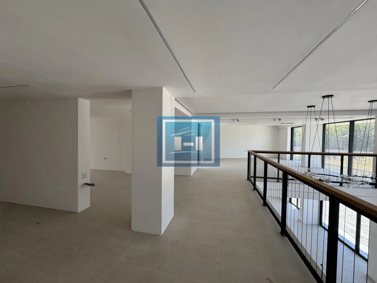 Izdavanje, poslovni prostor, 255m², Centar, Paraćin