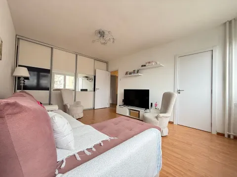 Dnevna soba sa garniturom, televizorom i ugradnim ormanom. - image 2
