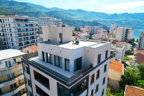 Moderna stambena zgrada sa prostranom krovnom terasom i pogledom na planine. - image 42