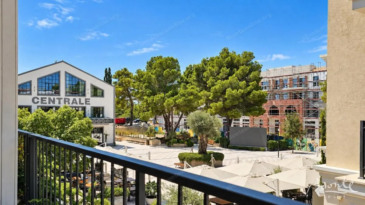 Pogled sa terase na trg i okolne zgrade.