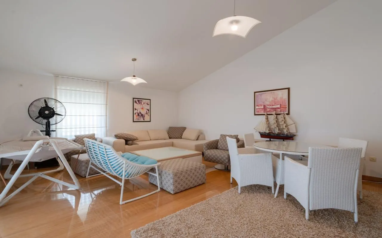 Prodaja, četvorosoban stan, 222m², Podmaine, Budva