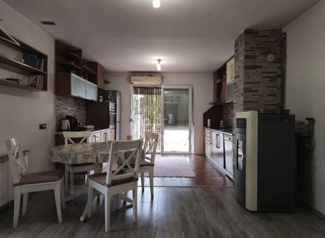 Prodaja, kuća, 289m², Tološi, Podgorica