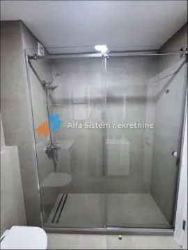 Moderno kupatilo sa tuš kabinom i staklenim paravanom. - image 10