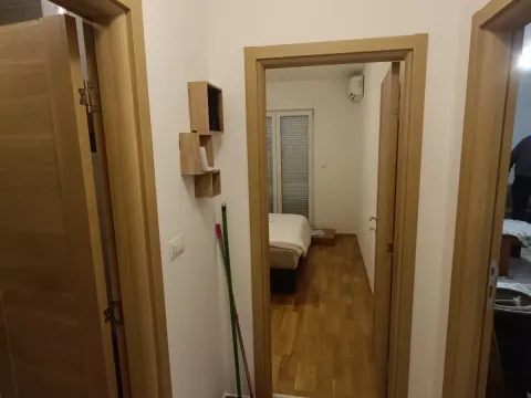 Izdavanje, jednosoban stan, 50m², Stari Aerodrom, Podgorica - image 1