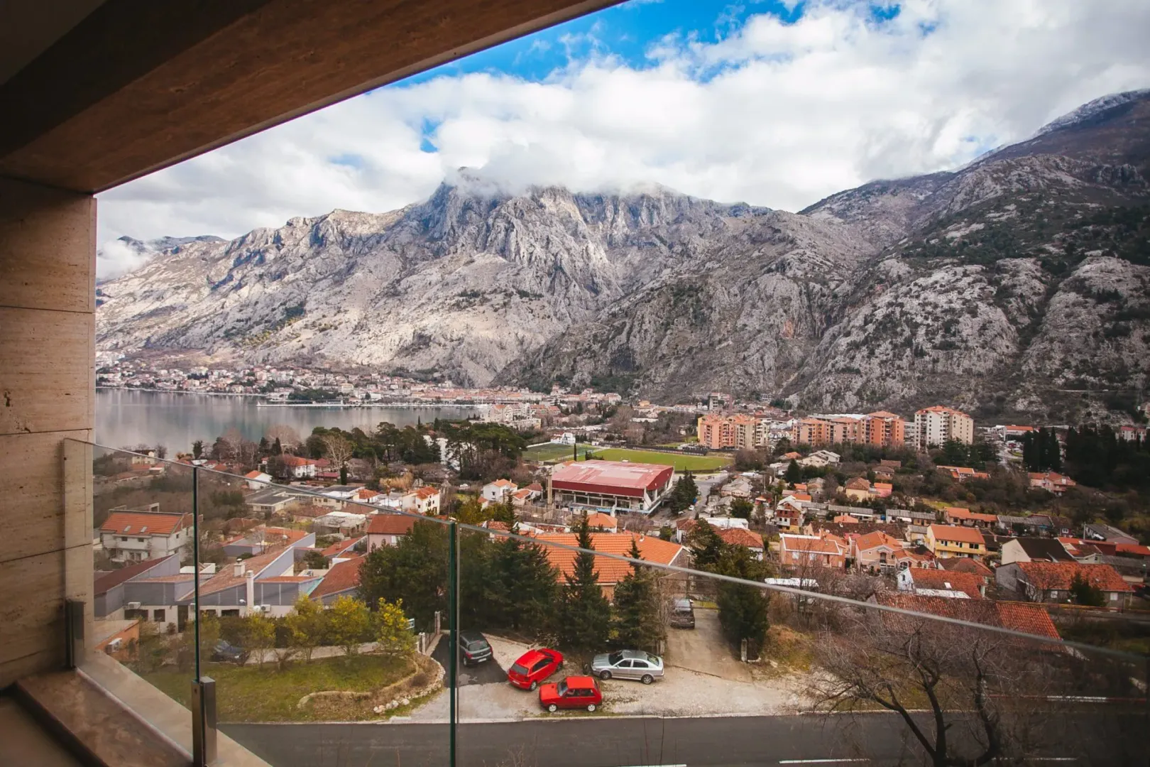 Pogled sa terase na grad, zaliv i planine.