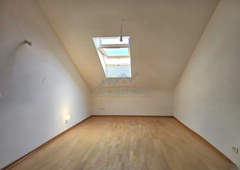 Prazna potkrovna soba sa kosim plafonom, krovnim prozorom i drvenim podom. - image 10
