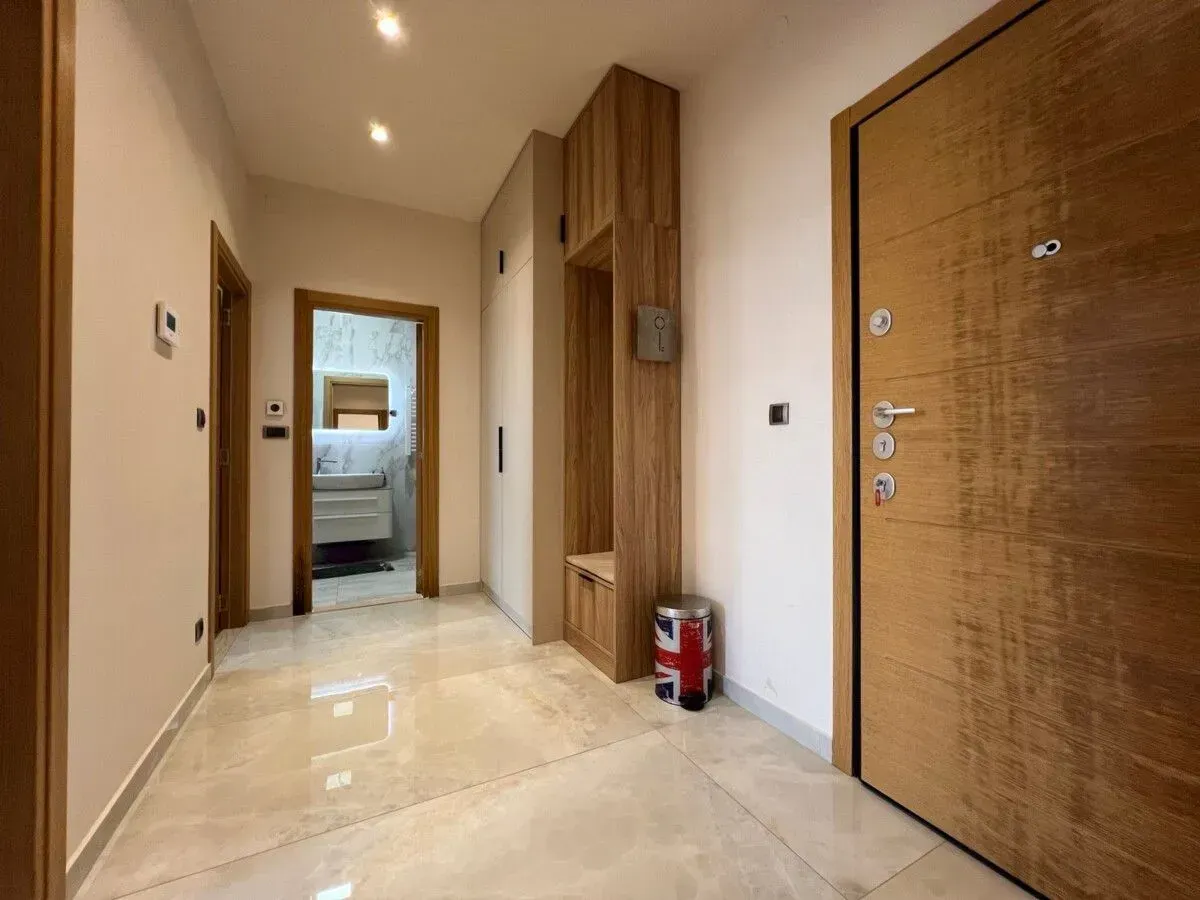 Izdavanje, dvosoban stan, 75m², Kod Capital Plaze, Podgorica