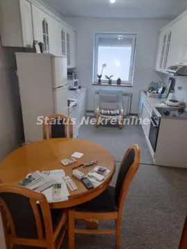 Kuhinja sa trpezarijskim stolom i belim elementima. - image 10
