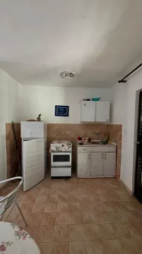 Manja kuhinja sa osnovnim elementima i frižiderom. - image 6