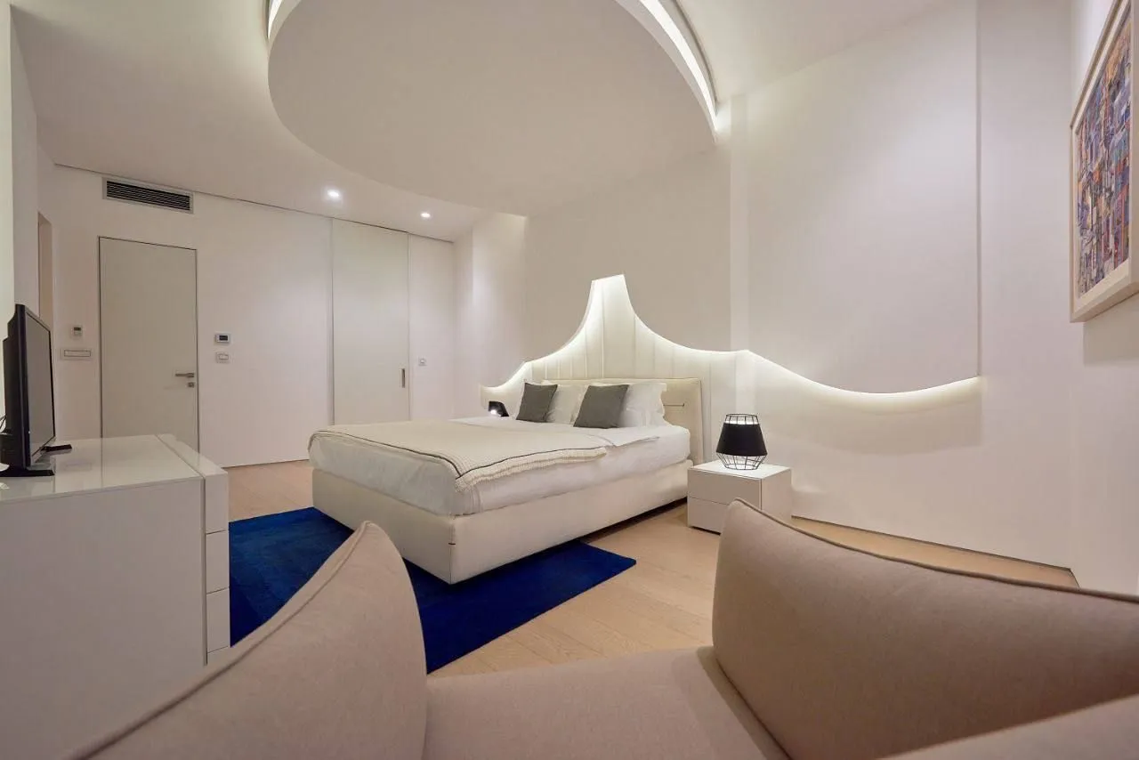 Izdavanje, dvosoban stan, 125m², Dukley Gardens, Budva