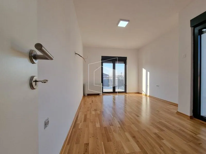 Sale, house, 400m², Tološi, Podgorica