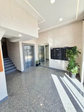 Ulazni hol zgrade sa liftom, stepeništem i poštanskim sandučićima. - image 12