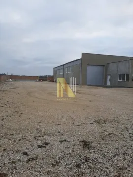 View of the courtyard and exterior of the commercial building. - image 3