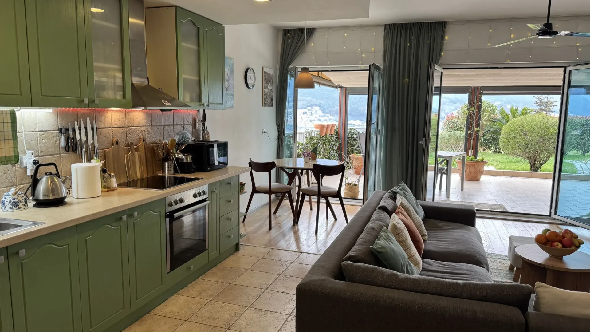 Prodaja, dvosoban stan, 74m², Dobrota, Kotor