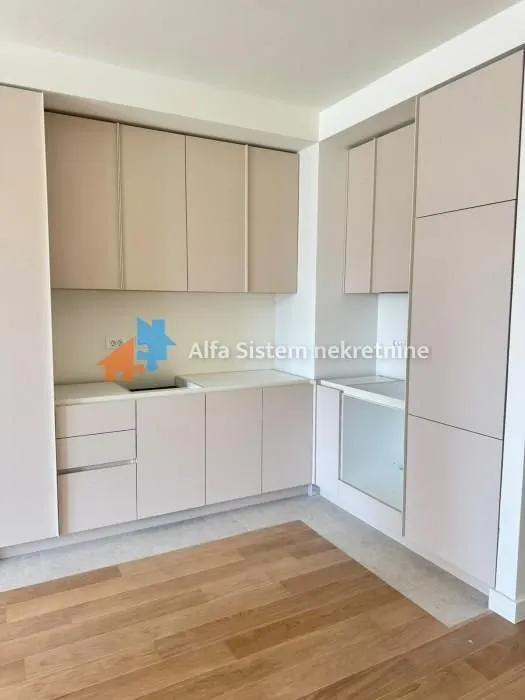 Izdavanje, trosoban stan, 74m², Savski Venac, Beograd