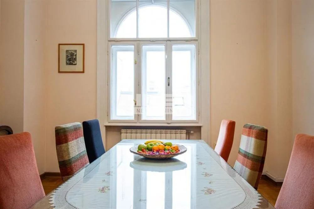 Izdavanje, četvorosoban stan, 160m², Stari Grad, Beograd